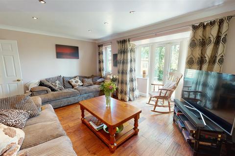 4 bedroom detached house for sale, Upper Hall View, Northowram, Halifax