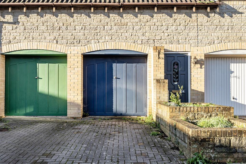Garage / Parking