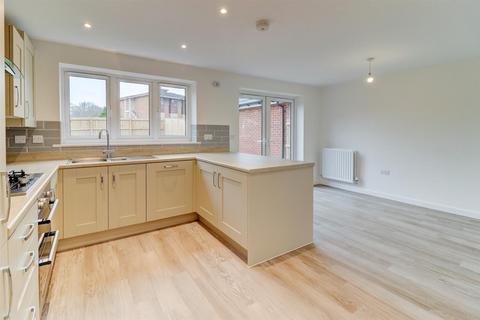 4 bedroom detached house to rent, Oakley Road, Kenilworth