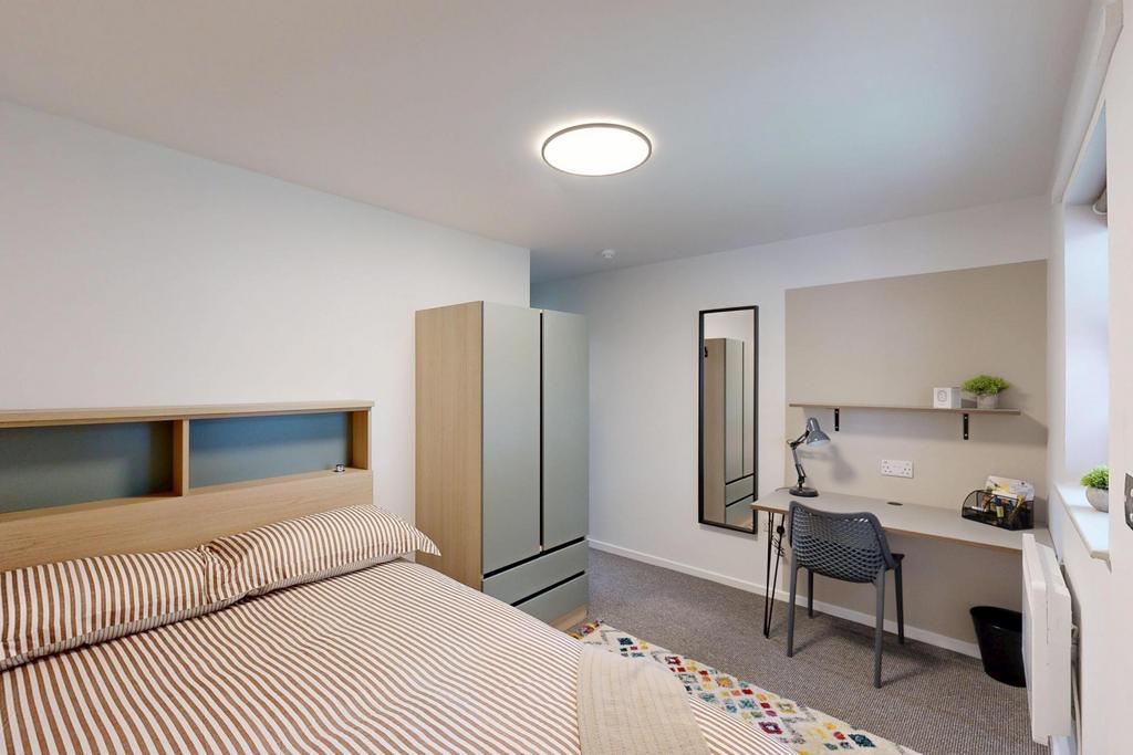 Bright, neatly presented double bedroom with mo...