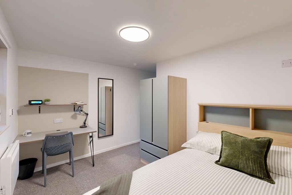 Bright, neatly presented double bedroom with a ...