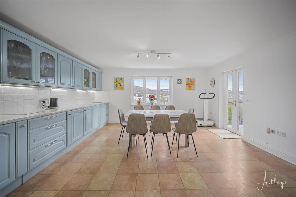 Kitchen/Dining Room