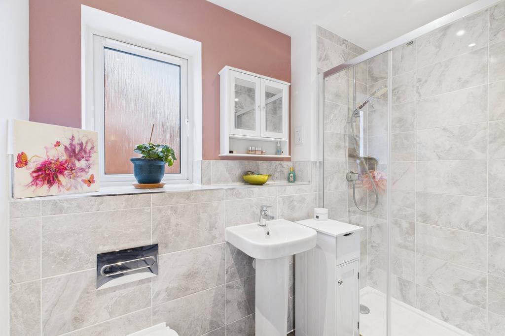 A pretty and modern ensuite
