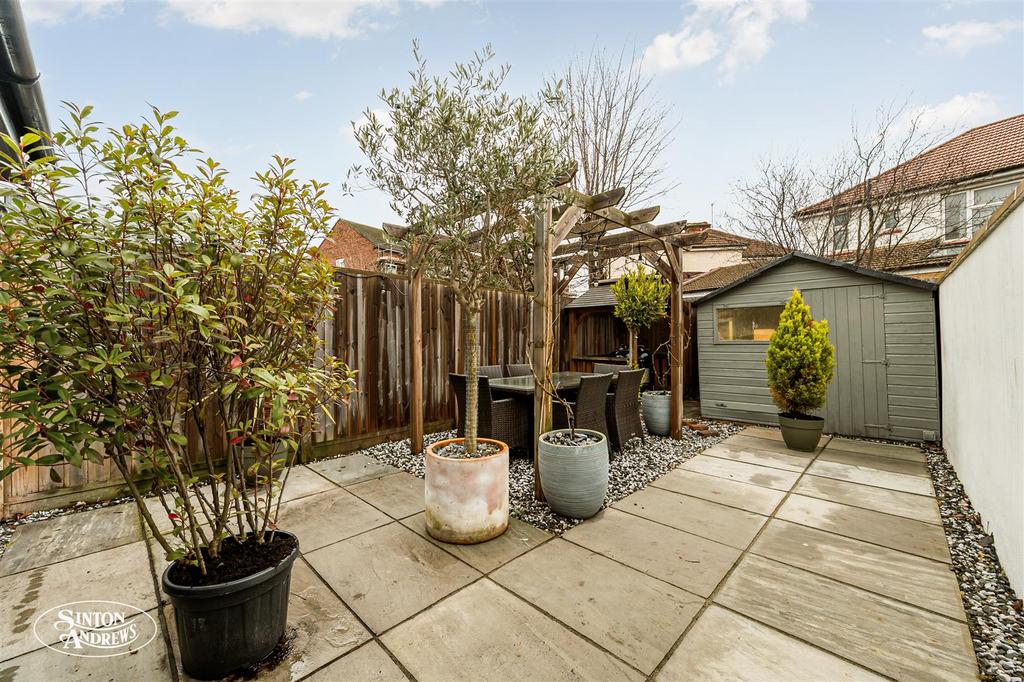 11 Elthorne Avenue-11.jpg
