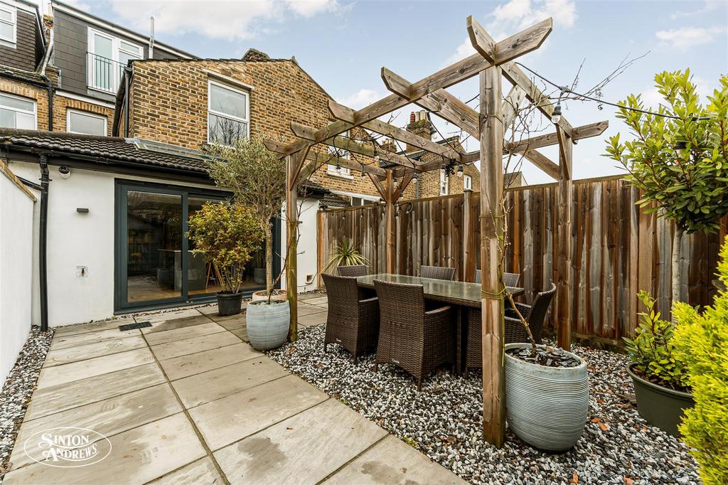 11 Elthorne Avenue-12.jpg