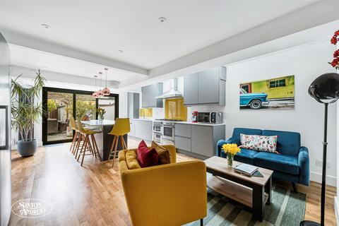 4 bedroom terraced house for sale, Elthorne Avenue, London