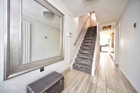 3 bedroom semi-detached house for sale, Weltmore Road, LU3 2TN