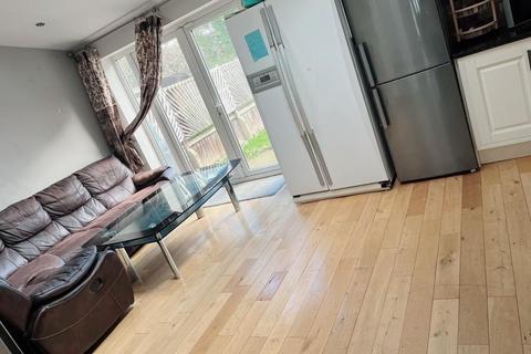 1 bedroom in a house share to rent, Victoria Avenue, Uxbridge UB10