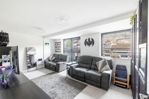 2 bedroom apartment for sale, Croydon Road, Caterham, CR3