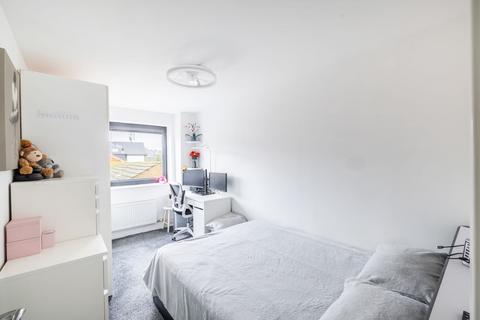 2 bedroom apartment for sale, Croydon Road, Caterham, CR3