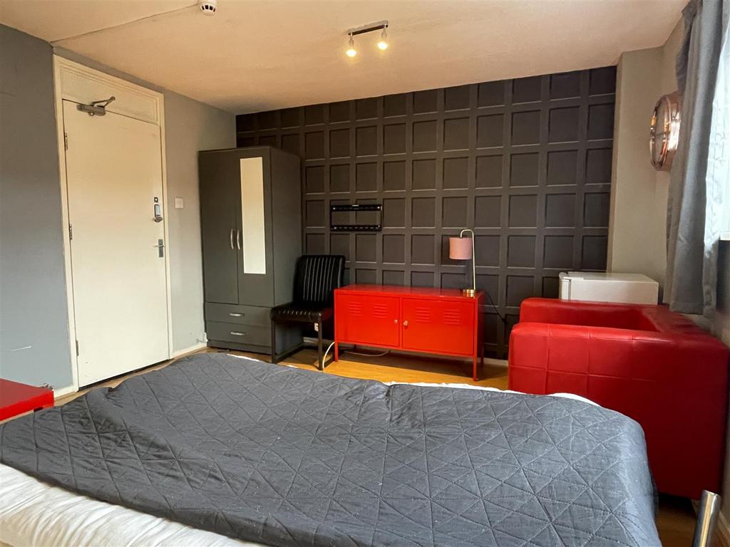 Bedroom3.2.JPG