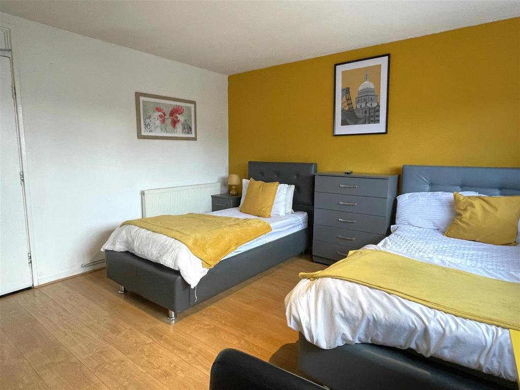 Bed5.1.JPG