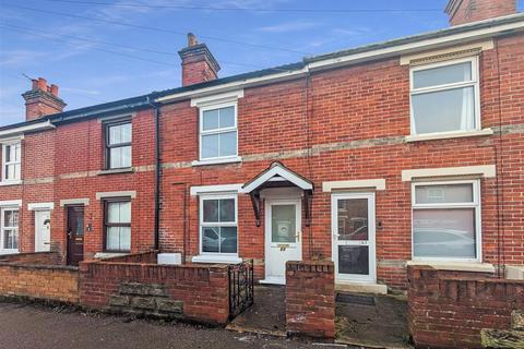 3 bedroom terraced house to rent, Morant Road, Colchester