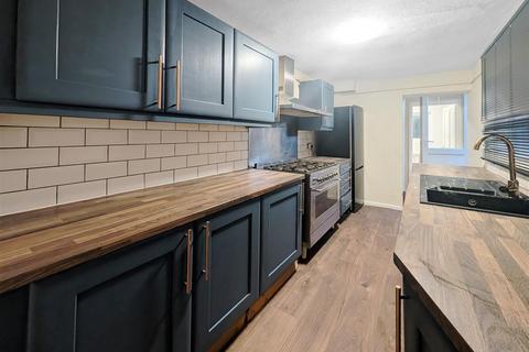 3 bedroom terraced house to rent, Morant Road, Colchester