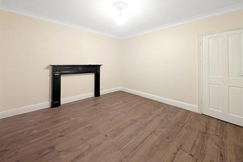 3 bedroom terraced house to rent, Morant Road, Colchester