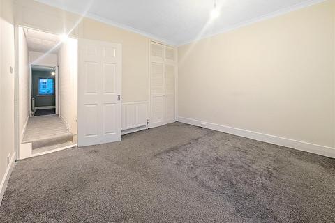 3 bedroom terraced house to rent, Morant Road, Colchester