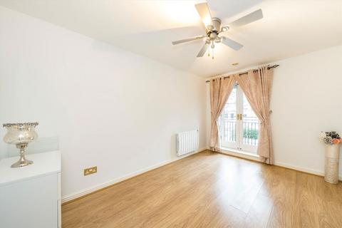 2 bedroom flat to rent, Russell Road, London W14