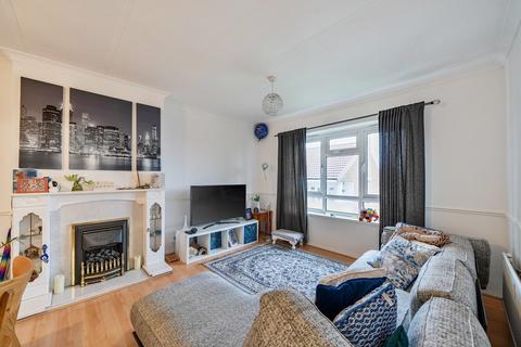 3 bedroom flat for sale, Larkfield Close, Hayes, BR2