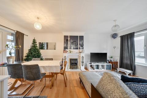 3 bedroom flat for sale, Larkfield Close, Hayes, BR2