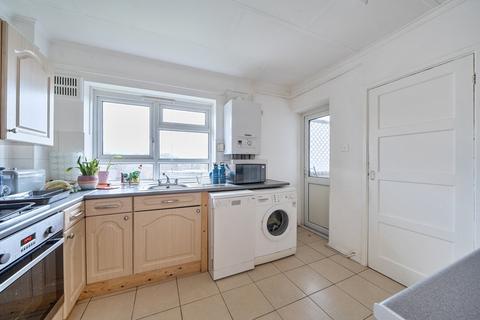 3 bedroom flat for sale, Larkfield Close, Hayes, BR2