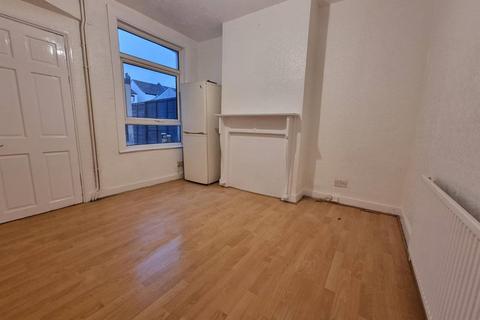 2 bedroom terraced house to rent, Pemdevon Road, Croydon