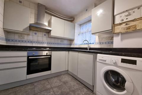 2 bedroom terraced house to rent, Pemdevon Road, Croydon