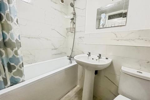 2 bedroom flat for sale, Marlowe Gardens, London SE9