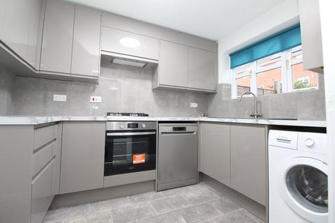 3 bedroom terraced house to rent, Fox Gardens, Lymm