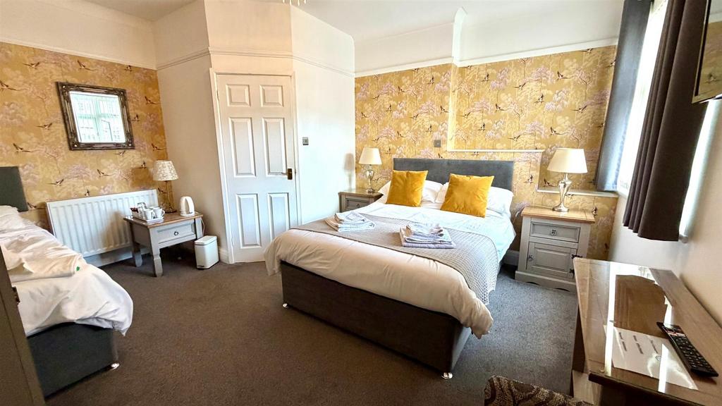 Guest bedroom 3
