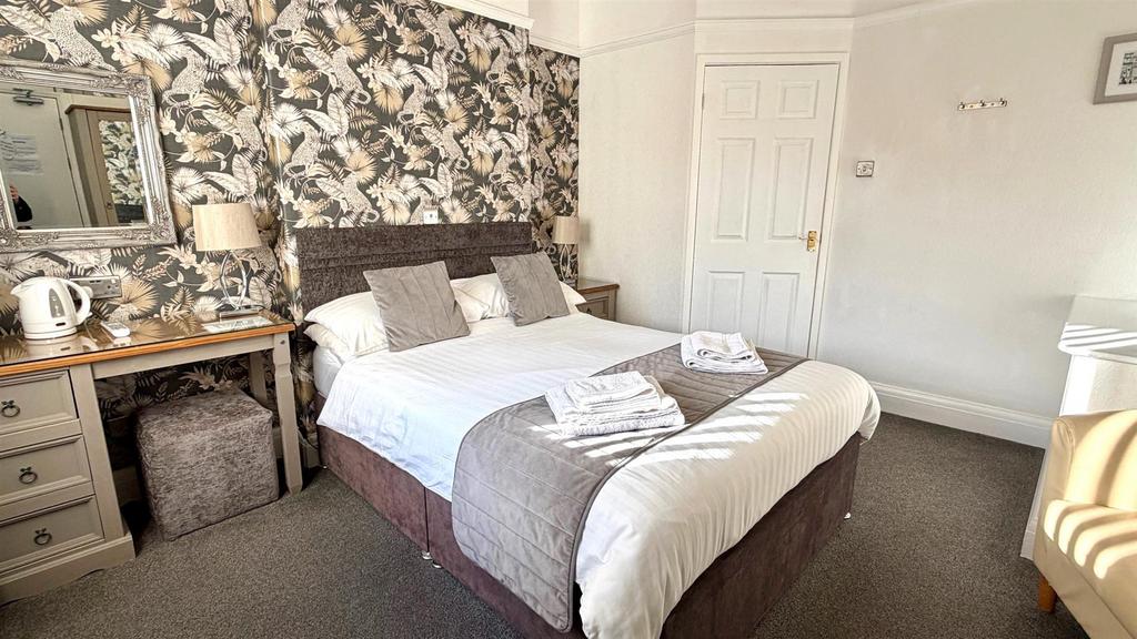 Guest bedroom 5