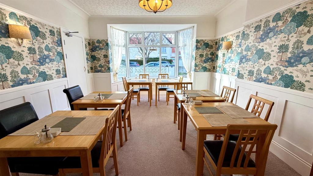 Guest dining room/breakfast room