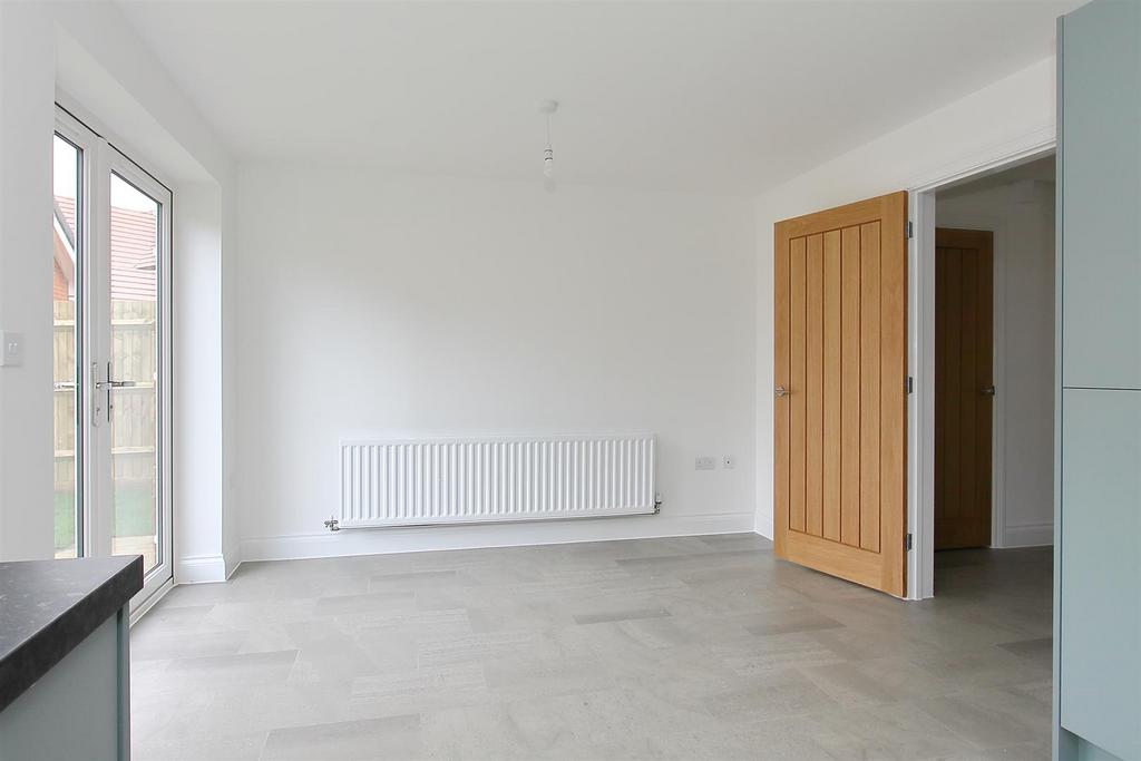 11 Lawrence Close (14).JPG