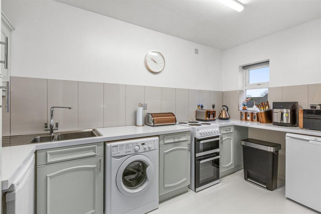 39 Lower Furney Close, HP13 6 XQ-7.jpg