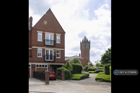 4 bedroom semi-detached house to rent, Brandesbury Square, Woodford Green, IG8