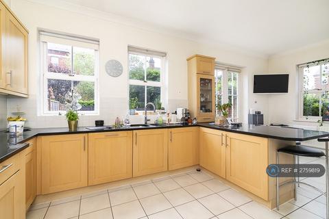 4 bedroom semi-detached house to rent, Brandesbury Square, Woodford Green, IG8