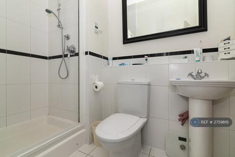 4 bedroom semi-detached house to rent, Brandesbury Square, Woodford Green, IG8