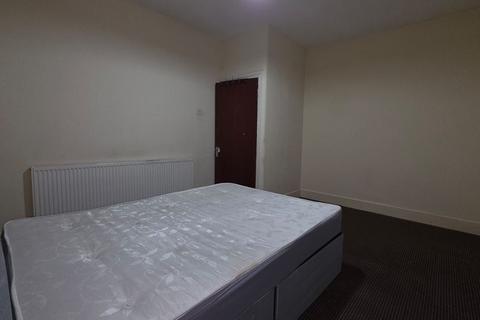 3 bedroom flat to rent, Wanstead Park Road, Ilford, IG1