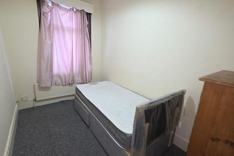3 bedroom flat to rent, Wanstead Park Road, Ilford, IG1