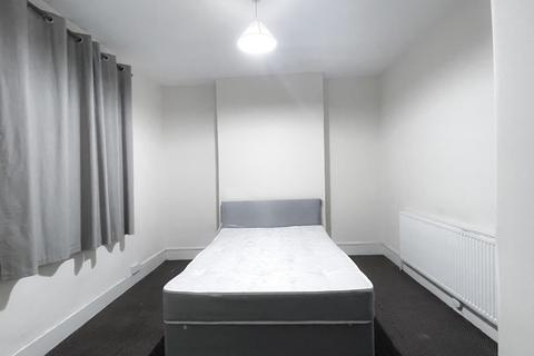 3 bedroom flat to rent, Wanstead Park Road, Ilford, IG1