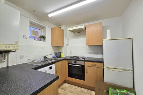 2 bedroom flat to rent, High Street, Aldershot GU11
