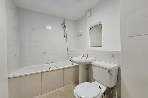 2 bedroom flat to rent, High Street, Aldershot GU11