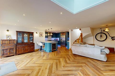 4 bedroom terraced house to rent, North Street, Stamford