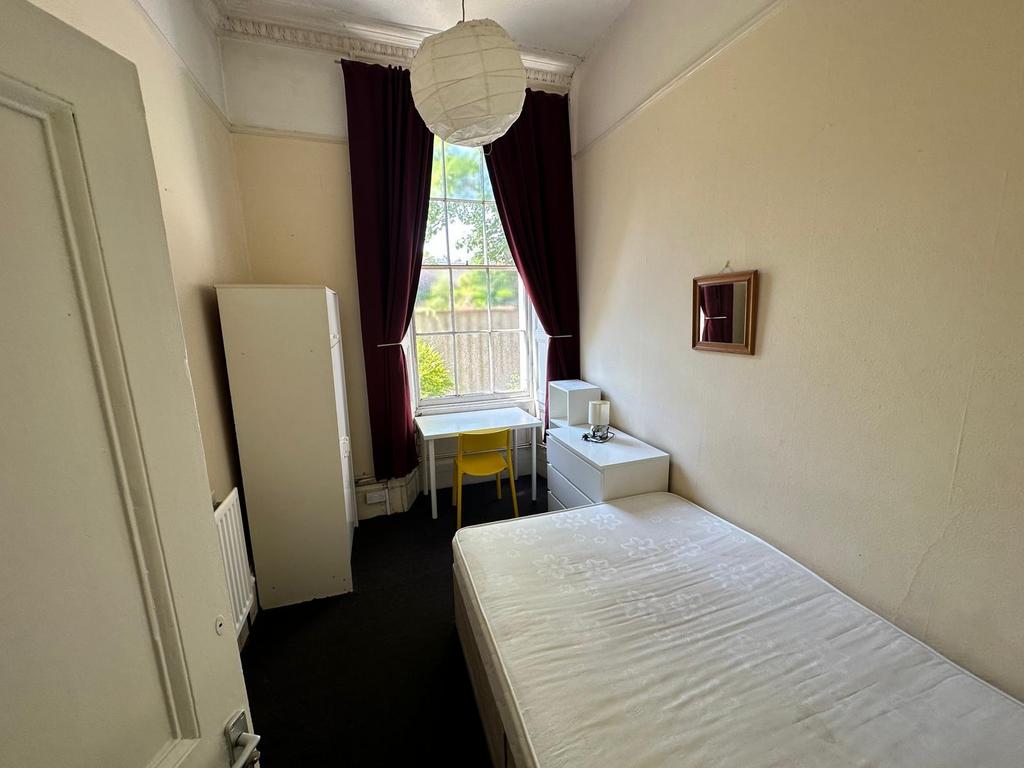 Bright, neatly presented single bedroom with a ...