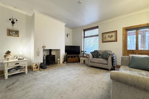 2 bedroom end of terrace house for sale, Hallas Road, Kirkburton, Huddersfield HD8 0QF