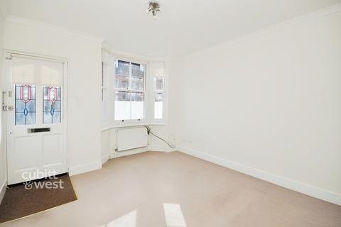 2 bedroom semi-detached house to rent, Victoria Road Redhill RH1