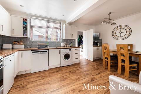 3 bedroom semi-detached house to rent, Dell Road, Lowestoft, NR33