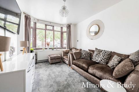 3 bedroom semi-detached house to rent, Dell Road, Lowestoft, NR33