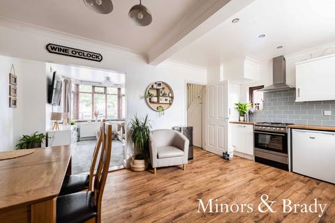3 bedroom semi-detached house to rent, Dell Road, Lowestoft, NR33