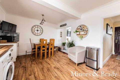 3 bedroom semi-detached house to rent, Dell Road, Lowestoft, NR33