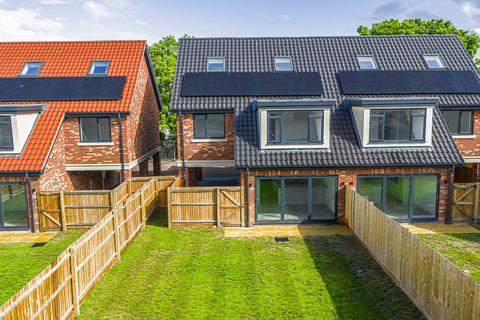 4 bedroom semi-detached house for sale, Windermere Avenue (3), Hullbridge, Hockley, Essex, SS5